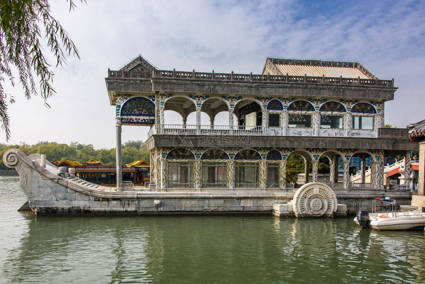 北京颐和园昆明湖上的大理石船图片