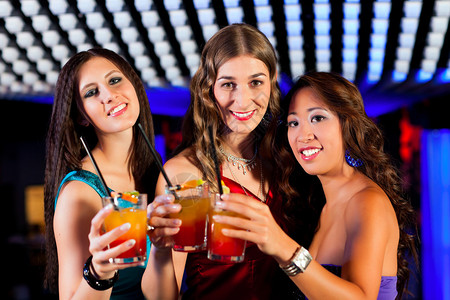 一群在酒吧或俱乐部里喝鸡尾酒的聚会玩得开心图片