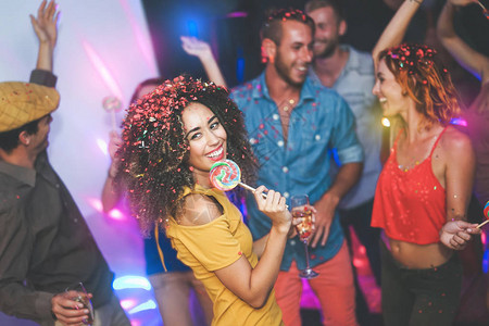 一群朋友在夜总会跳舞和喝香槟年轻快乐的人玩得开心图片