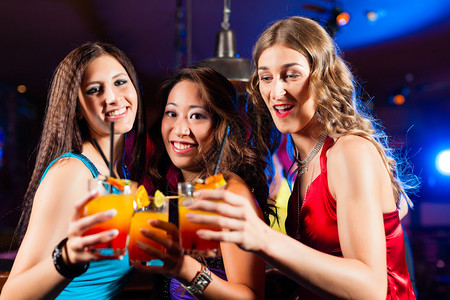 在酒吧或俱乐部里喝鸡尾酒玩得开心的聚会人群图片