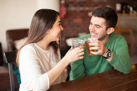 快乐的情侣在酒吧一起玩得开心和享受啤图片