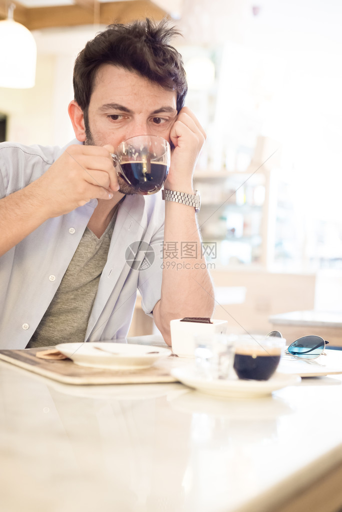 男人在酒吧喝咖啡图片