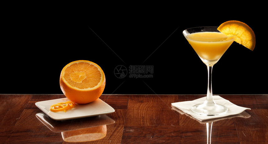 橙色马丁尼加在酒吧顶部边上夹着橘子切图片