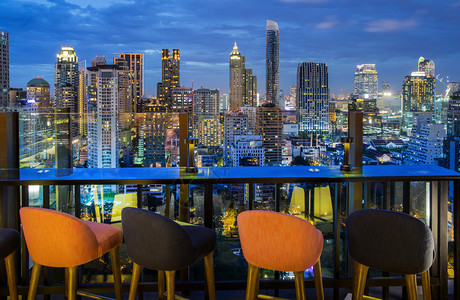 曼谷曼谷从大厦屋顶蓝天和城市光泰图片