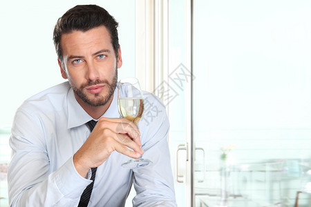 帅哥在酒吧喝杯白红背景图片