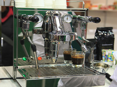 厨房里的专业浓缩咖啡机和咖啡研磨机图片
