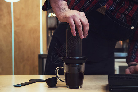 咖啡师在咖啡厅的aeropress中冲泡咖啡图片