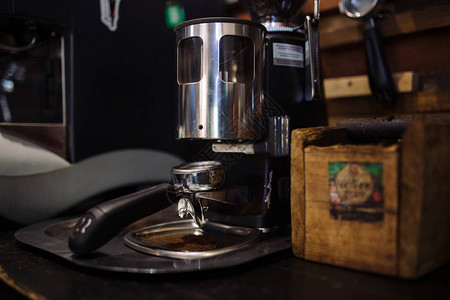 咖啡店里的咖啡研磨机图片