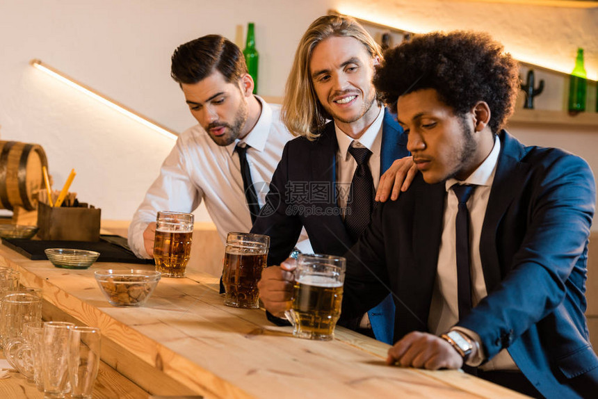 正规的多族裔青年男子穿着啤酒下班图片