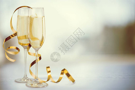 带卷曲金丝带的香槟杯图片