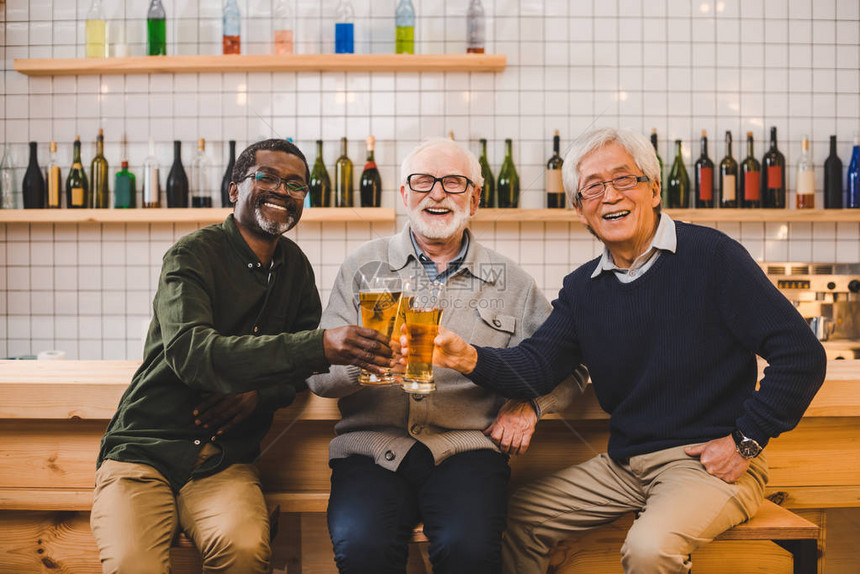 一群老朋友一起喝啤酒图片