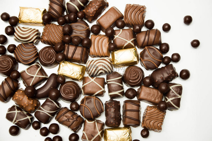 巧克力背景各种精美的白巧克力黑巧克力和牛奶巧克力果仁图片