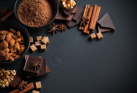 黑色和牛奶巧克力可粉坚果糖果香料和黑图片