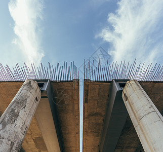 正在重建的公路支离破碎有固定图片