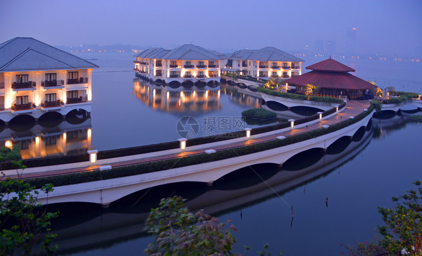 越南河内西湖洲际旅馆在黄昏时的反省校图片