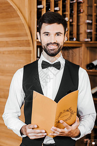 穿着背心和领带的英俊年轻美食家在店图片