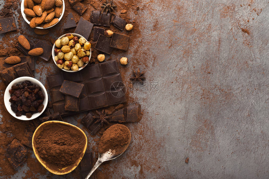 深色背景上的深色碎巧克力片可粉和碗中的各种坚果特写甜壁纸糖果店广告和烹饪配料概念顶视图片