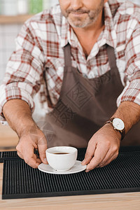 调酒师把咖啡杯放在吧台上的镜头图片