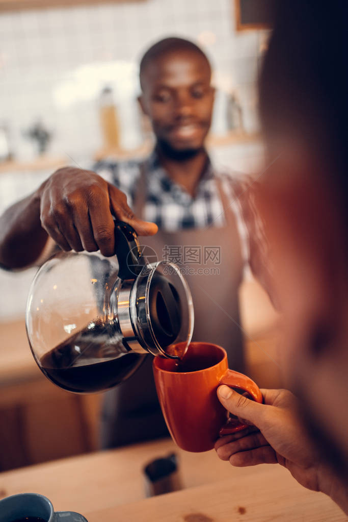 咖啡倒在咖啡厅酒吧柜台的杯子上在咖啡图片