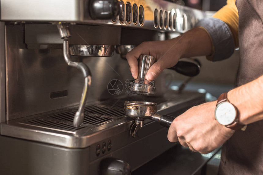 咖啡店将咖啡挤压到咖啡机图片