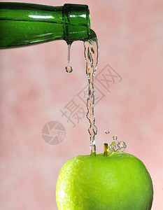在苹果上喝一瓶苹果酒图片