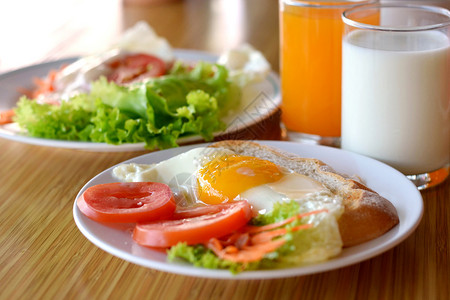 美式早餐包括烤面包煎蛋和新鲜蔬菜图片