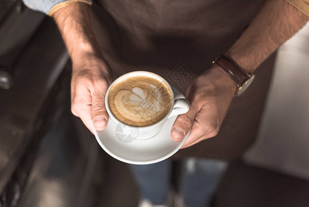 短片制作素材咖啡师拿着一杯新鲜制作的卡布奇诺的短片背景