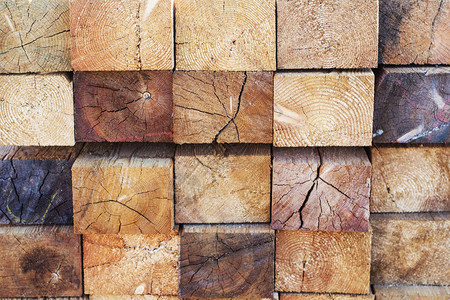 建筑工地上的木板折叠整齐图片