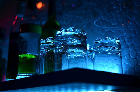 鸡尾酒杯和夜吧蓝灯背景图片