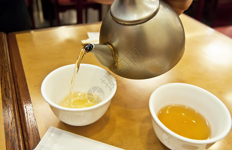 在一家日本餐厅里用两杯茶供应茶图片