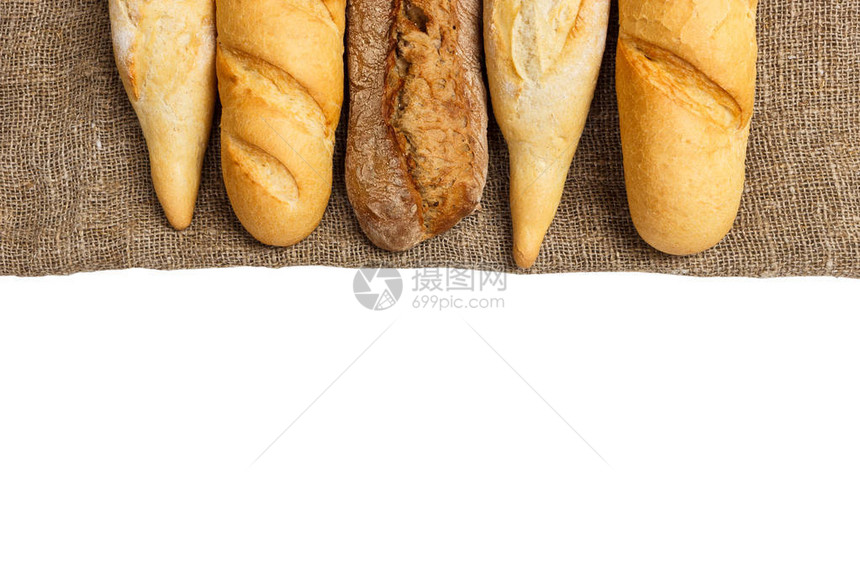 白色背景的全麦面包袋图片