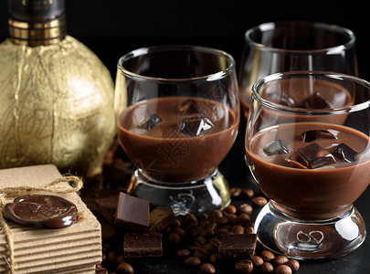 巧克力咖啡利口酒在玻璃杯与冰块图片