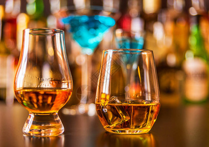 苏格兰威士忌在玻璃杯中冰块威士图片