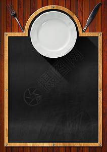 黑板上有木框空白盘和银餐具叉子和刀子图片