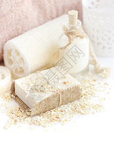 白色背景中带燕麦和牛奶的手工皂背景图片