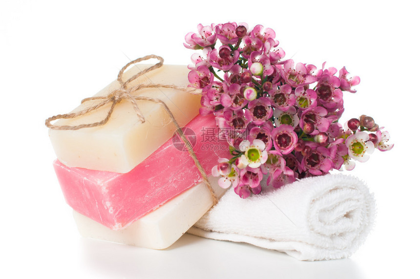 用于水疗毛巾白色和粉红色手工肥皂和白色背景上的粉红色樱花的产品图片