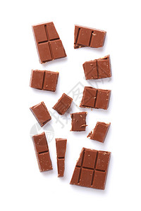 破碎的巧克力条孤立于白色背景图片