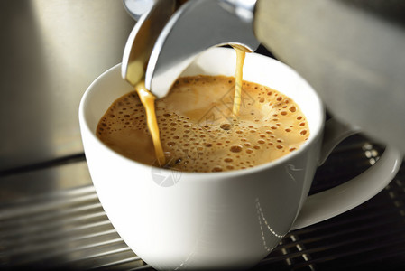 在咖啡店煮咖啡的咖啡机图片
