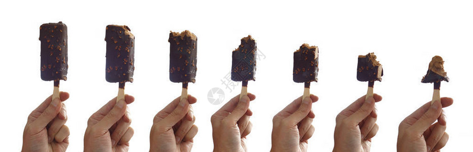 一步吃冰淇淋的顺序男人的手握着白色背景上涂有巧克力花生图片
