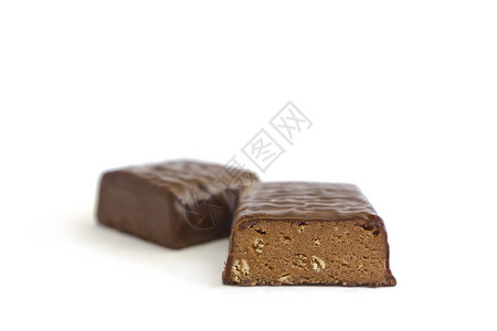 蛋白质巧克力条的侧面视图分为两块图片