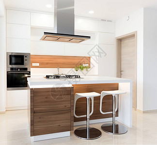 带核桃岛的现代优雅白色厨房图片