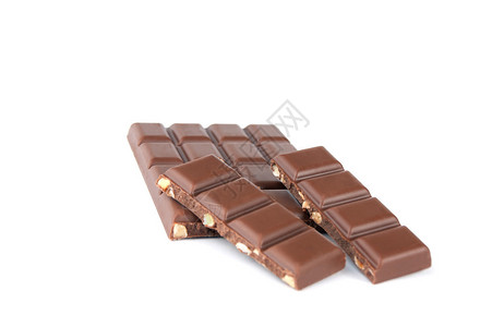 巧克力与白色背景上的坚果图片