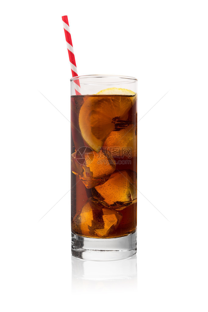 一杯带冰和稻草的可乐图片
