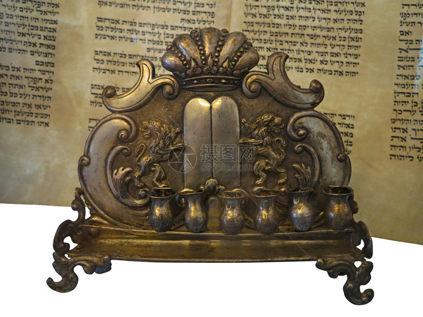 犹太律法书卷轴和金色烛台蜡烛支持白色隔离图片