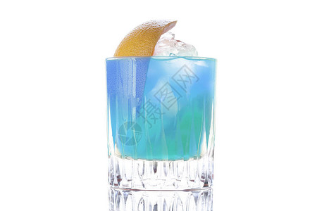 蓝色鸡尾酒加柠檬和冰白图片