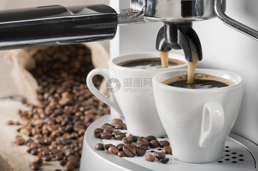 咖啡机制造了两杯咖啡背景图片