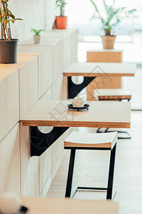 现代咖啡馆的室内元素墙上有小桌子背景图片