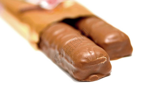 两块巧克力棒从一个未包装的包装中取出图片