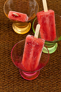 冷冻的草莓水果酒吧图片