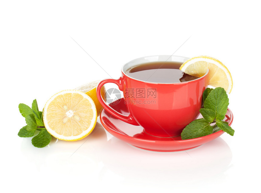 红茶杯加柠檬和薄荷在白色背景上孤立图片